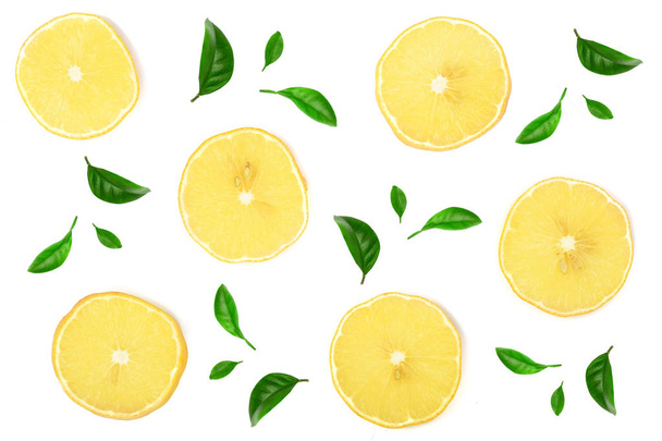 Кусочки лимона украшены листьями изолированы на белом фоне. Плоский, вид сверху
 - Фото, изображение
