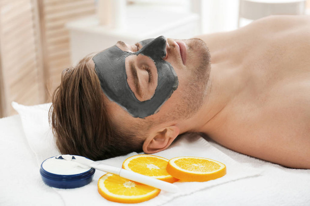 Man having cosmetic mask in spa salon - Foto, imagen