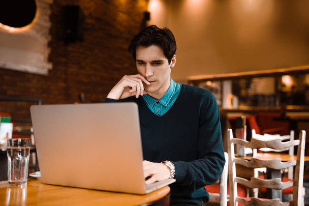 Koncentrované podnikatel pomocí svého notebooku v kavárně - Fotografie, Obrázek