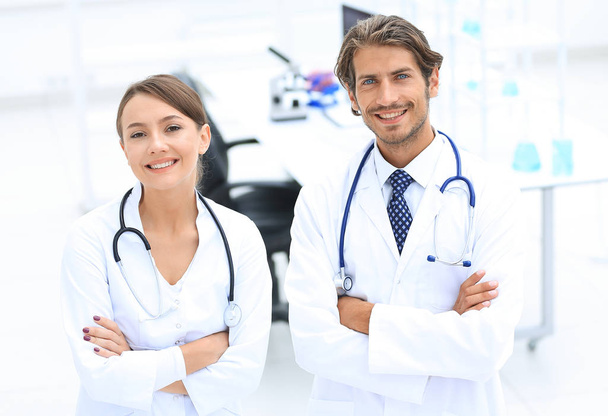 Portret dwóch pracowników sukces zawodowych lekarzy w płaszcze - Zdjęcie, obraz