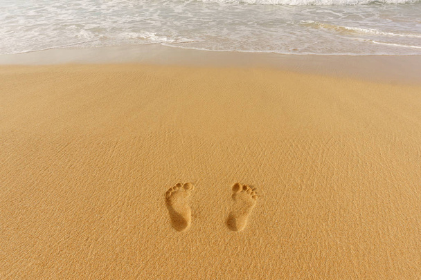 paio di impronte nella sabbia e nel mare surf
 - Foto, immagini