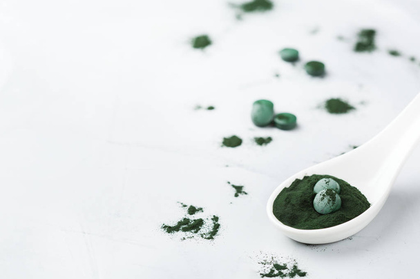 スーパー フード コンセプト グランド緑スピルリナ藻類粉末、錠剤の錠剤します。 - 写真・画像