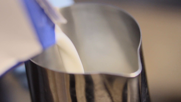 barista tekee cappuccino lähikuva HD
 - Materiaali, video