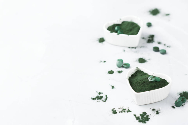 Superfood concepto de polvo de algas espirulina verde molido, pastillas tabletas
 - Foto, Imagen