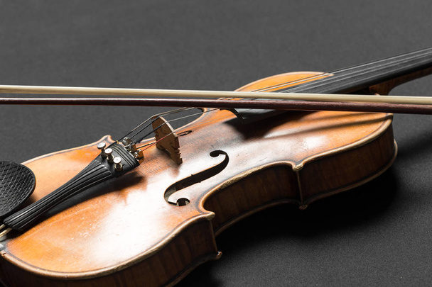 Old brown violin on black background - Foto, afbeelding