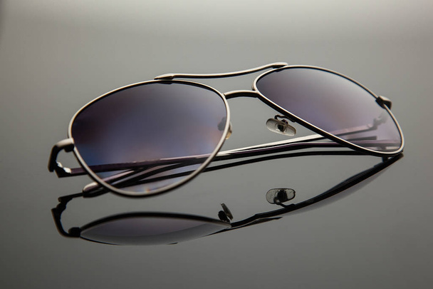 Las gafas de sol forman gota, marco de metal para la policía, pilotos, espías, degradado elegante con filtro polarizante
. - Foto, imagen