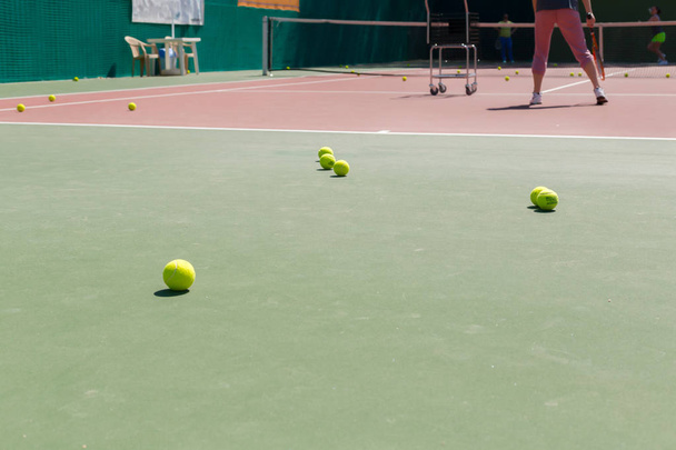 Palle da tennis in campo - Foto, immagini