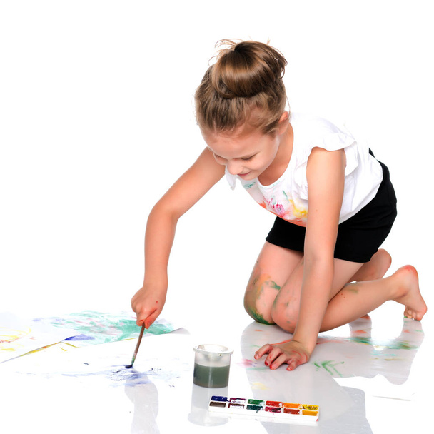 A little girl draws paints on her body - Foto, imagen