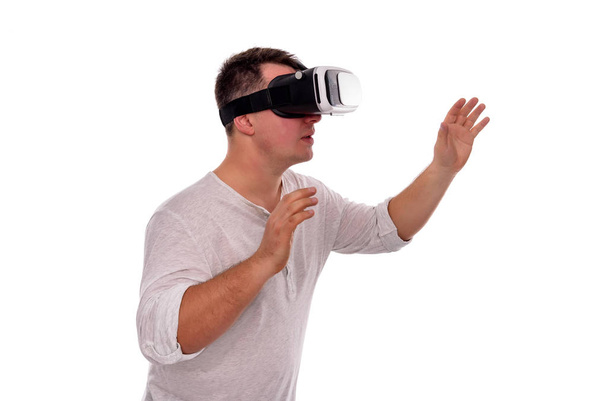 Uomo in occhiali o casco di realtà virtuale su un bianco
. - Foto, immagini