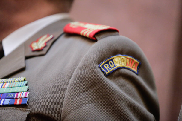Insignia militar en el uniforme de un oficial del ejército rumano - Foto, Imagen