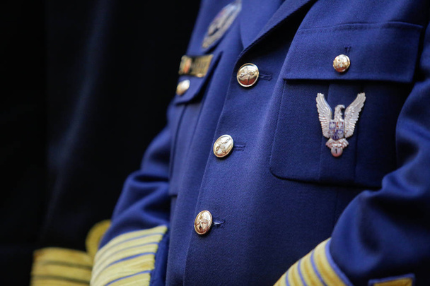 Insigne militaire sur l'uniforme d'un officier de l'armée roumaine - Photo, image