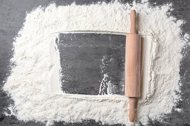 Flour and rolling pin on grey background, top view - Foto, Bild