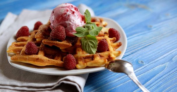 Waffles with raspberry ice cream and fresh raspberries, decorate - Foto, Imagen