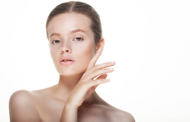 Красивая женщина здоровья лицо с чистой кожей чистоты - изолированы на белом - Фото, изображение