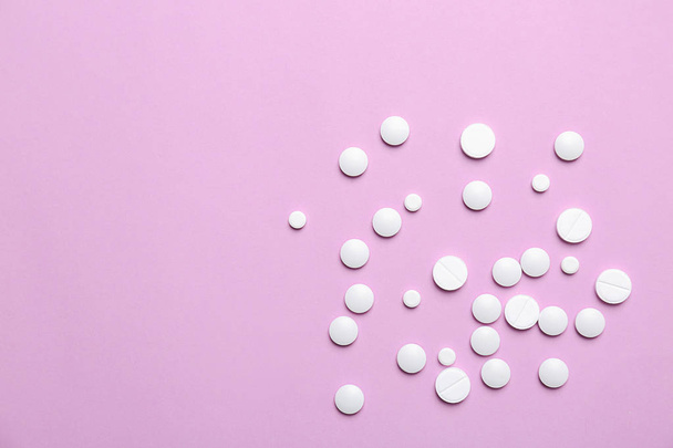 White pills on color background - Fotoğraf, Görsel