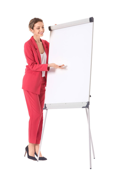 Businesstrainerin hält Vortrag an Bord vor weißem Hintergrund - Foto, Bild