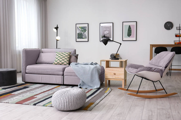Stilvolles Wohnzimmer-Interieur mit bequemem Sofa - Foto, Bild