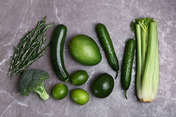 Different green vegetables and fruits on dark background, top view - Foto, Bild