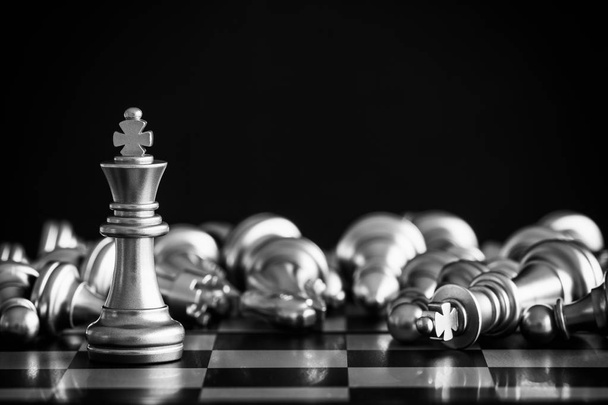 Le roi au combat jeu d'échecs stand sur l'échiquier avec iso noir
 - Photo, image