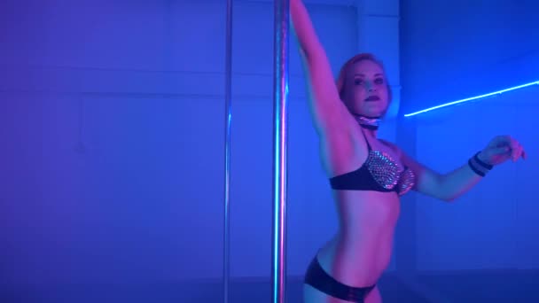 若いセクシーなスリム暗い室内でパイロン付き女性ポールダンス - 映像、動画