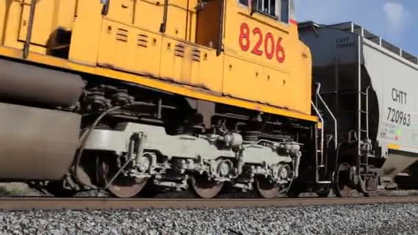 ένα πολύ μήκους φορτηγό τρένο διέρχεται στην Αμερική - Πλάνα, βίντεο