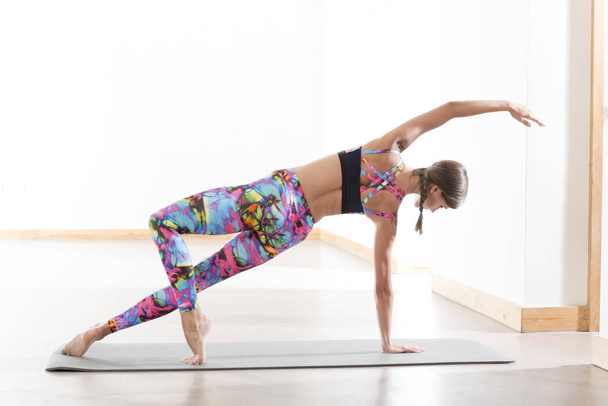 Поза для йоги с боковой панелью для женщин
 - Фото, изображение