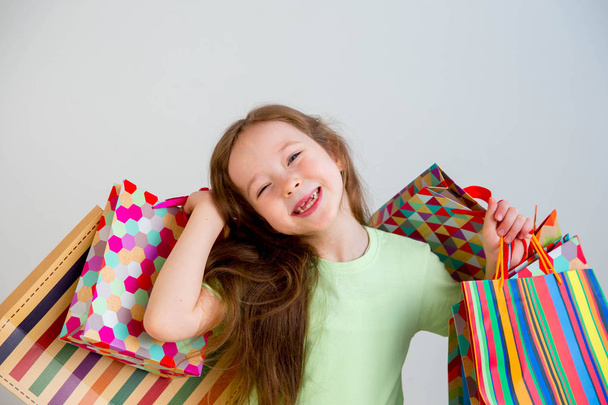 Little girl shopping - Foto, afbeelding