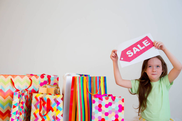 Little girl shopping - Foto, imagen