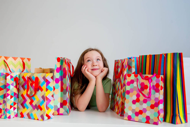 Little girl shopping - Фото, зображення