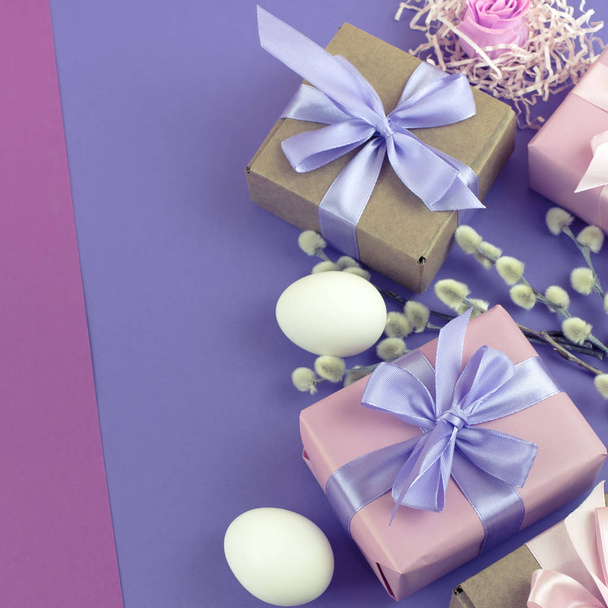 Osterset Geschenkbox mit Zweigen Kätzchen weißes Ei. die Ansicht von oben nach Text. Hintergrund ultraviolett - Foto, Bild