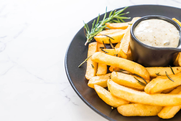 french fries with sauce - Zdjęcie, obraz