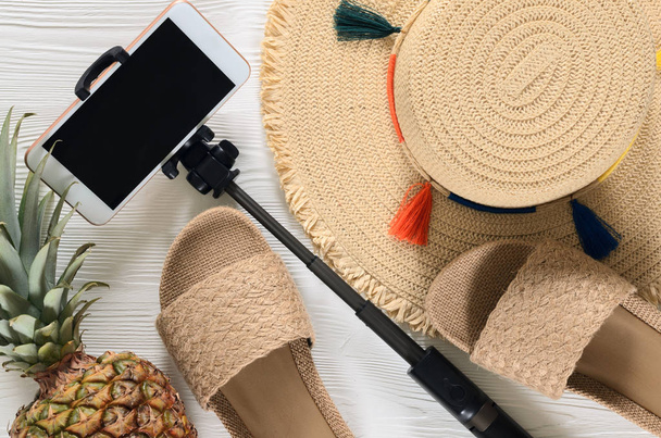 Accesorios de verano para mujer (sombrero de paja, teléfono celular, selfie stick
),  - Foto, imagen