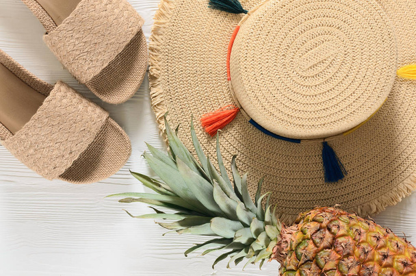 Accessoires d'été femme (chapeau de paille, tongs), ananas sur
  - Photo, image