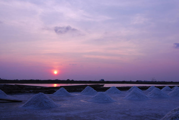 Piękny zachód słońca sól hodowli (Naklua) w przybrzeżnych - Zdjęcie, obraz
