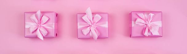 Banner Cajas de regalo navideñas decorativas con color rosa sobre fondo rosa. Vista superior plana plana
 - Foto, Imagen