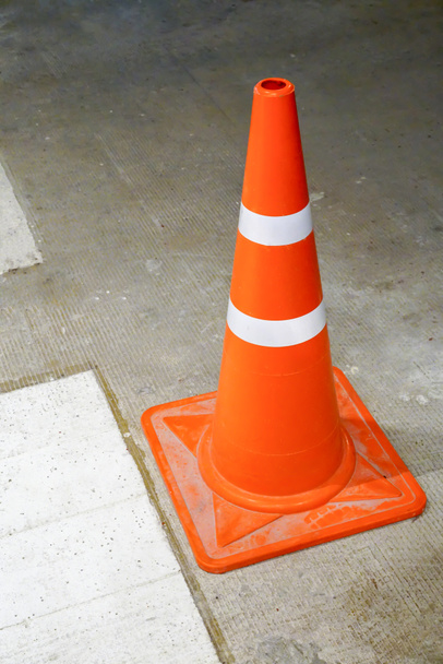 Cone de tráfego laranja na estrada em pé pela passarela
 - Foto, Imagem
