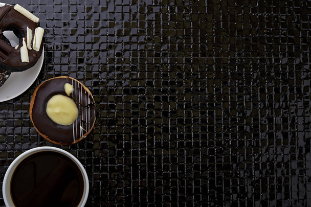beignets frais avec café noir chaud
  - Photo, image