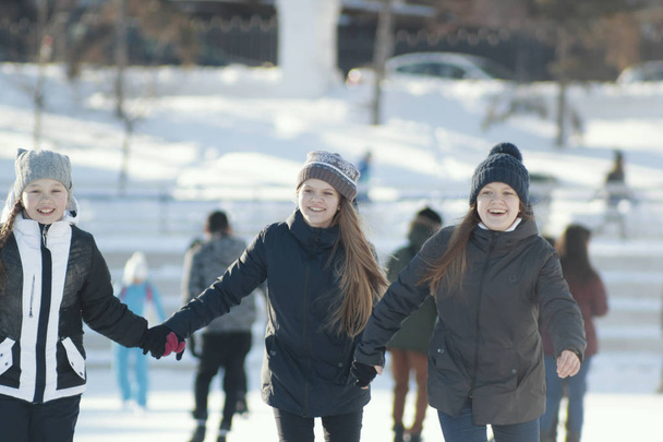 Portrét tří dospívajících dívek nosí zimní oblečení v zimě venku - Fotografie, Obrázek