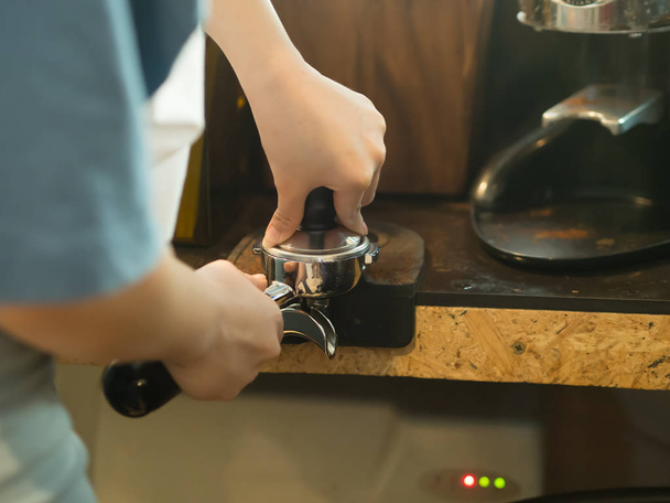 Prozess der Zubereitung von Latte Coffee im Café. - Foto, Bild