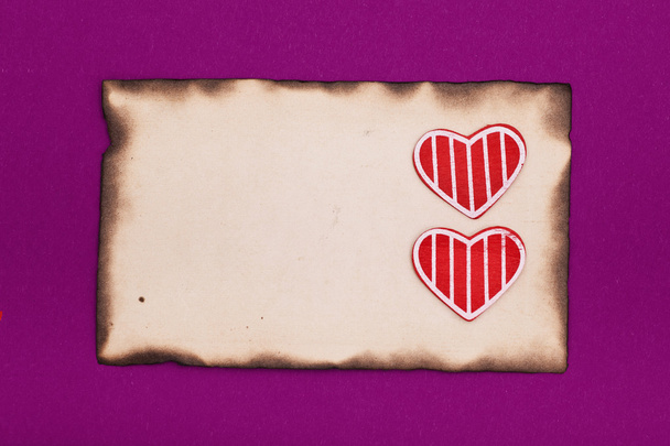 старий спалений папір і два серця
 - Фото, зображення