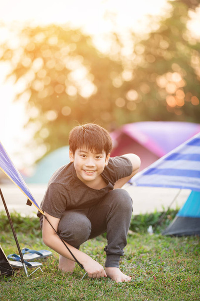 feliz asiático menino no camping barraca no verão floresta
  - Foto, Imagem