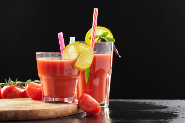 Bloody mary cocktails served in glass with straws and lemons - Φωτογραφία, εικόνα