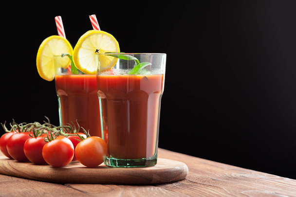 Bloody mary cocktails served in glass with straws and lemons - Foto, Imagem