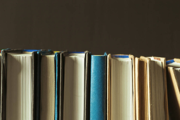 Крупный план стопки различных книг на столе
 - Фото, изображение