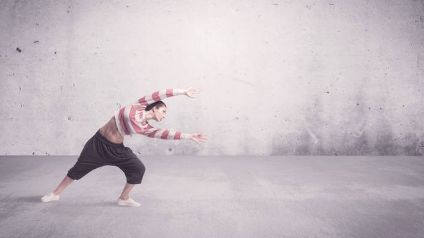 Pretty urban dancer with empty background - Фото, изображение
