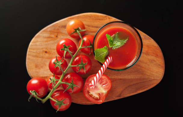 Tomato juice with tomatoes close up shot - Foto, imagen