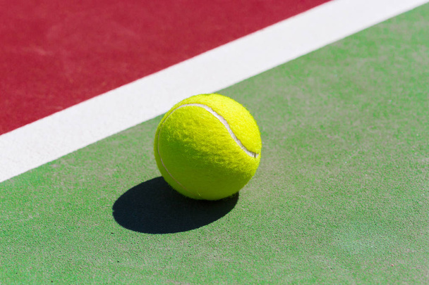 Теннисные мячи на корте
 - Фото, изображение