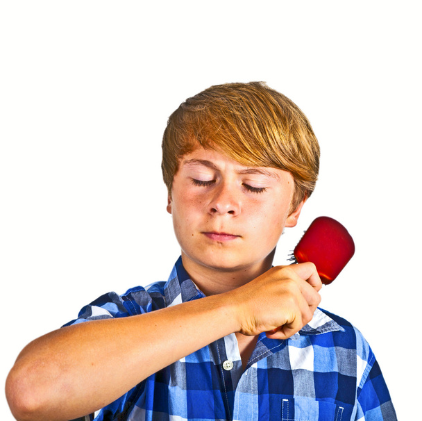 Nuori poika harjaamassa hiuksiaan
 - Valokuva, kuva