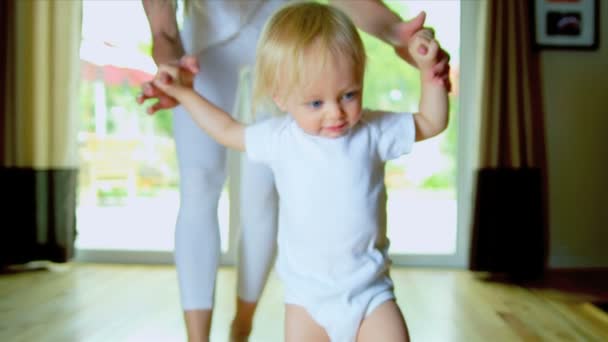 Baby Practicing First Steps - Felvétel, videó