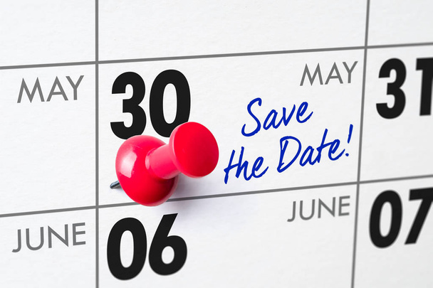 Настенный календарь с красной булавкой - 30 мая
 - Фото, изображение